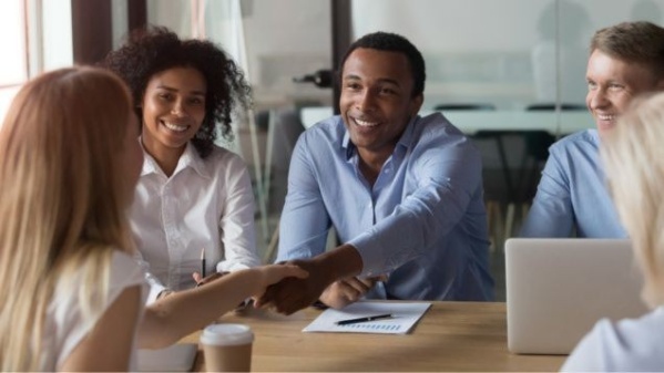 illustration pour Comment lire un contrat de travail ? 6 points à vérifier avant de signer