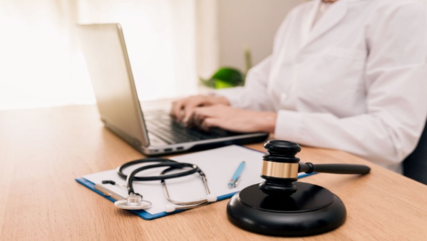 illustration pour Peut-on refuser l'expertise médicale de l'assurance ?