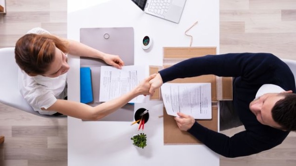 illustration pour Embaucher un salarié en France : le guide complet